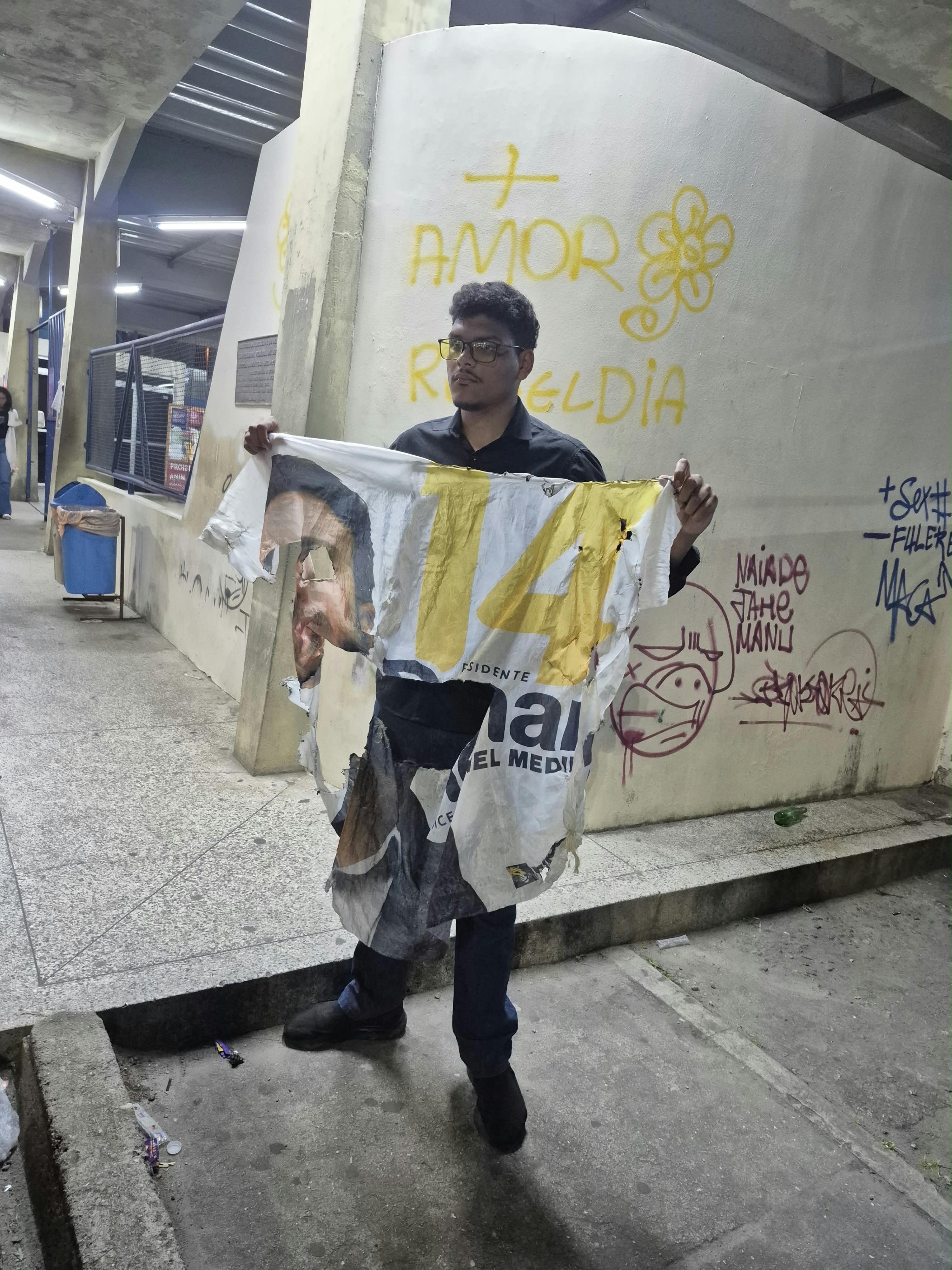 Davi com bandeira da Missão