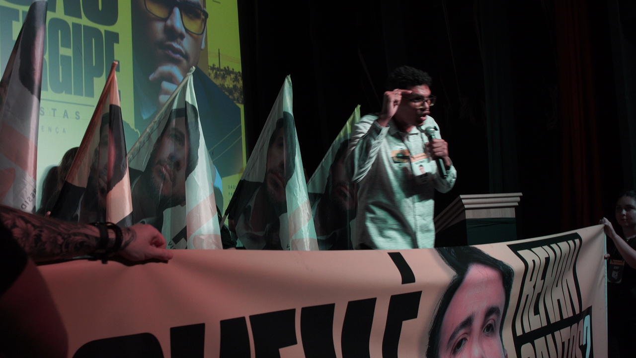 Davi discursando no palco